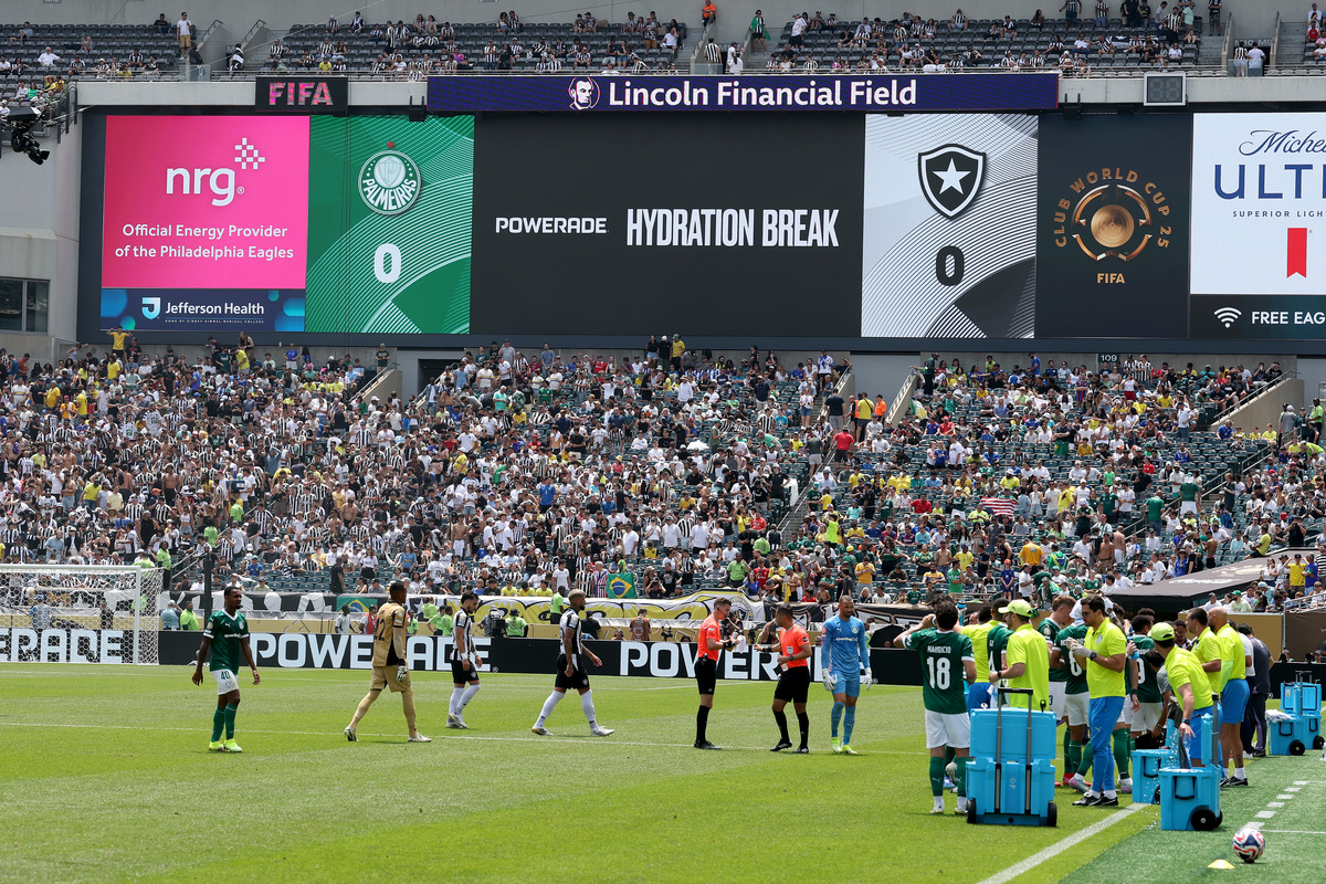 阅读以下文章写一篇以厉害了我的国为题的英语作文 Wanda Group Hisense Group Vivo and dairy company Mengniu are four official Chinese sponsors of FIFA while Wanda has become one of FIFAs seven corporate partners along with Coca
