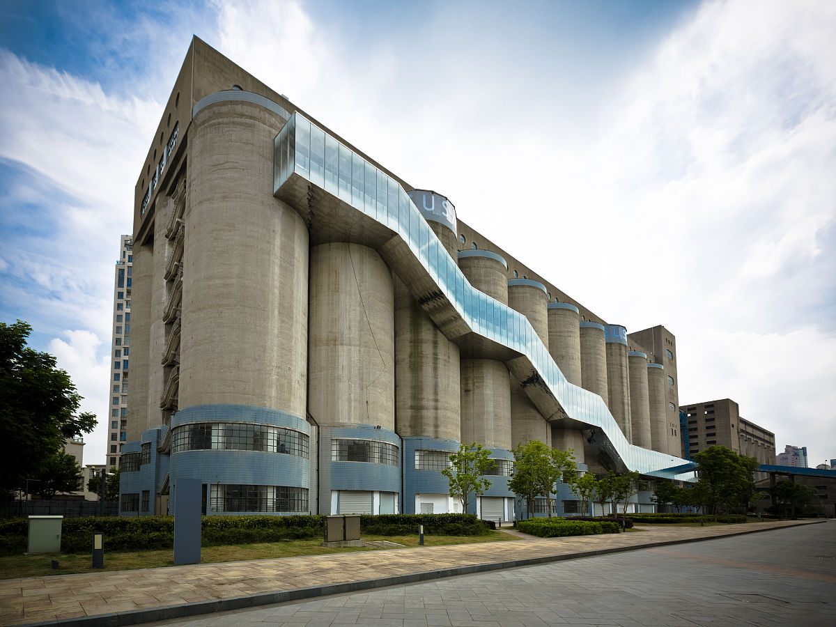 请翻译截至现在一共卸货22774吨其中12720吨已经进入筒仓。卸货预计下周一下午或者周二上午结束。