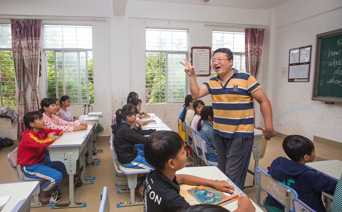 两句话自我介绍让老师记住你幽默一点的