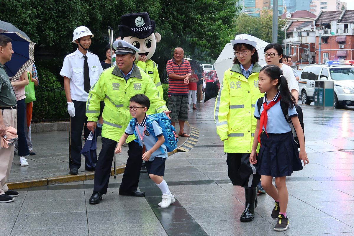 巡逻叔叔护送迷路儿童：安全第一，回家找妈妈