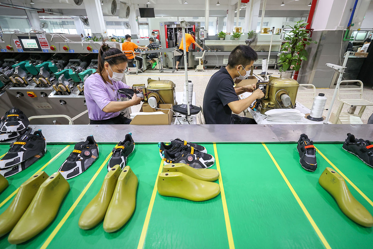 从学校洗鞋诞生的商业灵感有一位学生在学校里洗鞋并逐渐发现了洗鞋的商业潜力。他意识到了学生和教职工需要定期清洁和护理他们的鞋子却没有时间或意愿自行处理因此他开始提供洗鞋服务。他在学校内张贴广告并走遍校园与人交谈逐渐积累了客户基础。光顾他的客户包括学生、教职员工和校外人士。他不仅提供了基本的洗鞋服务还增加了明亮、快速和友好的服务。他也提供了更高端的服务例如皮革保养、鞋底修复等等。随着时间的推移该学生的