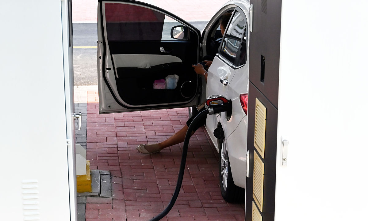 总结这段话的结论在轿车系统中车窗升降系统一直是标配。常见的汽车车窗升降系统分为手动机械门和电动车窗驱动两种而电动车窗驱动装置还可以被细分为防夹和非防夹车窗系统。目前我国大多数中低档轿车都只配备机械驱动车窗升降系统而电控类车窗驱动系统主要是中高端轿车的特色。但在欧美和日本等国外国家带有防夹功能的电动车窗控制智能系统已经作为汽车行业的强制标准实施。可以预见的是随着我国未来经济的发展以及家用汽车的日益普