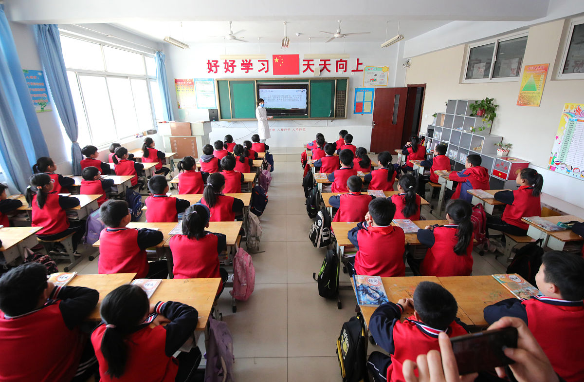 枣阳市第一实验小学语文课堂教学见习感悟 - 教师风采与课堂管理