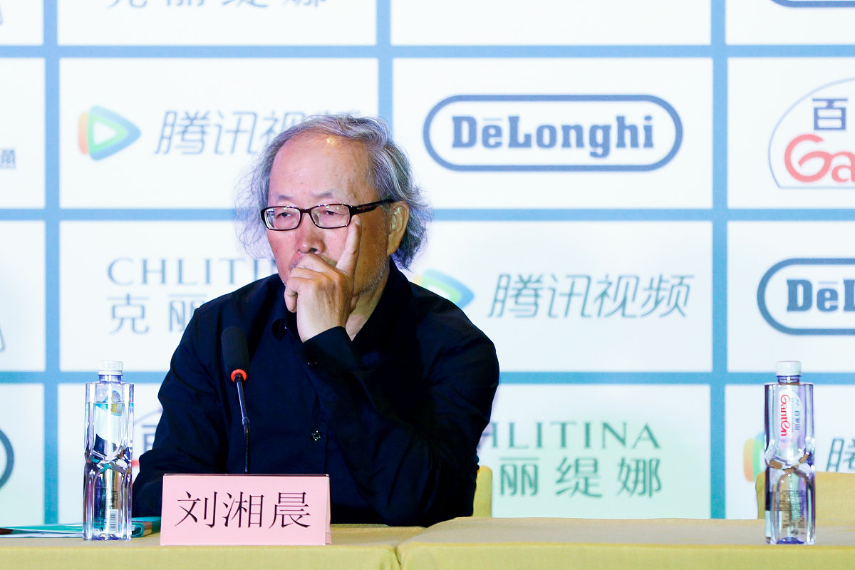 2019年诺贝尔文学奖获得者的代表作是以下哪几部？A、《骂观众》B、《卡斯帕》C、《镜子里的城市》D、《试论疲倦》