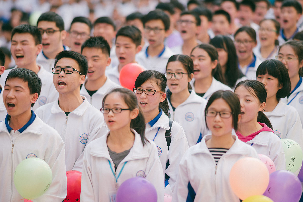 七言律诗：祝女生同学生日快乐，高考顺利