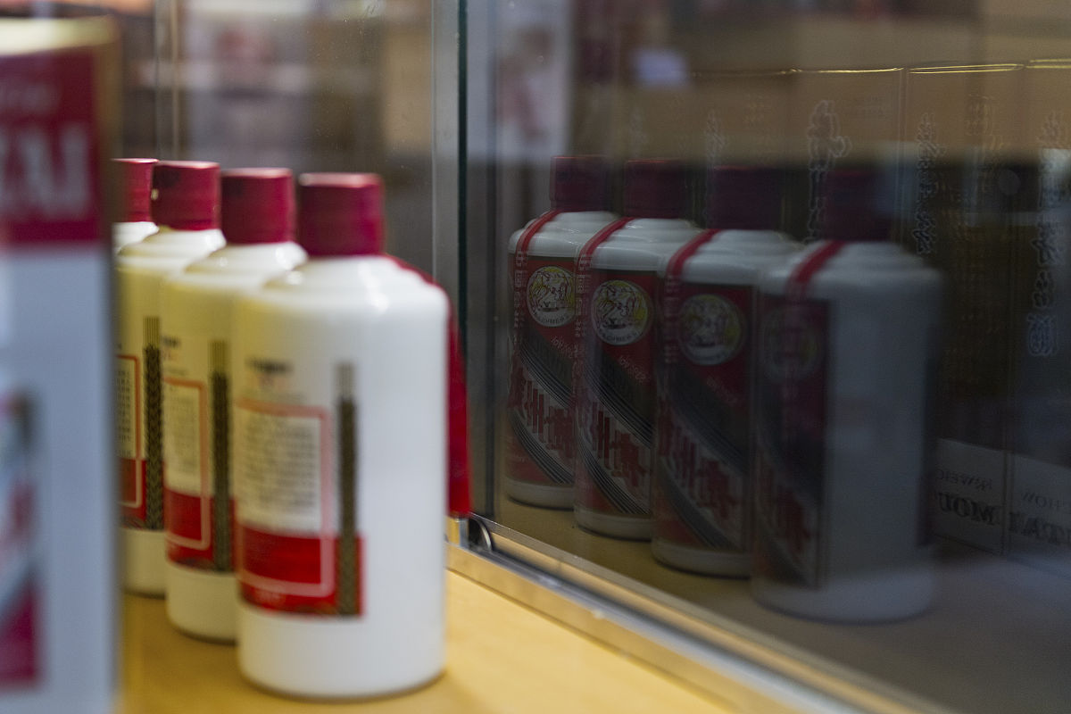 给我写两种白酒的拍摄脚本1 茅台酒拍摄脚本场景：在茅台酒厂内部展示茅台酒的制作过程和品质特点。镜头一：茅台酒厂的大门镜头慢慢拉近展示茅台酒厂的大气和庄重。镜头二：进入茅台酒厂内部展示酿酒师正在进行酿造过程配上解说介绍茅台酒的制作过程。镜头三：展示茅台酒的特点比如色泽金黄、香气独特、口感醇厚等配上解说介绍茅台酒的品要分镜脚本