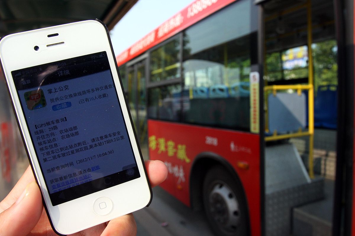2012年11月7日,市民通过手机上网查询想要乘坐的公交车的相关信息.+++
