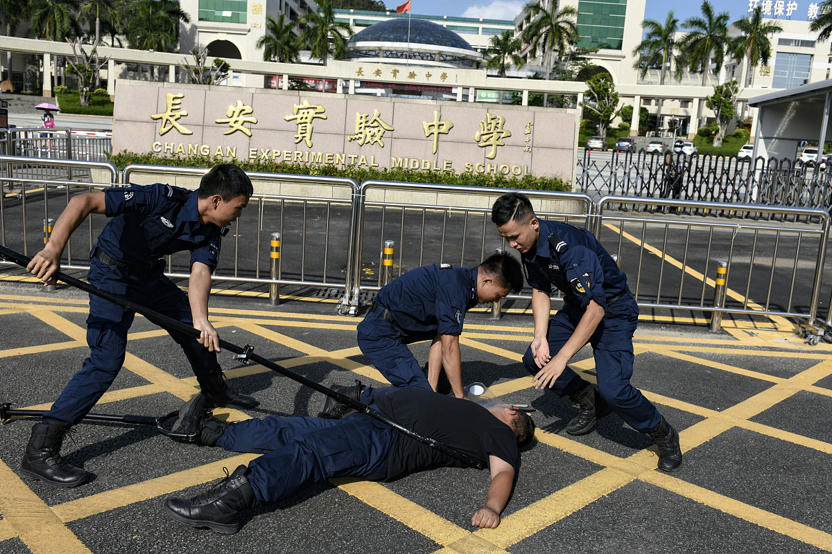 2020年6月23日,广东东莞,长安镇,公安人员与学校的安保人员一同进行暴