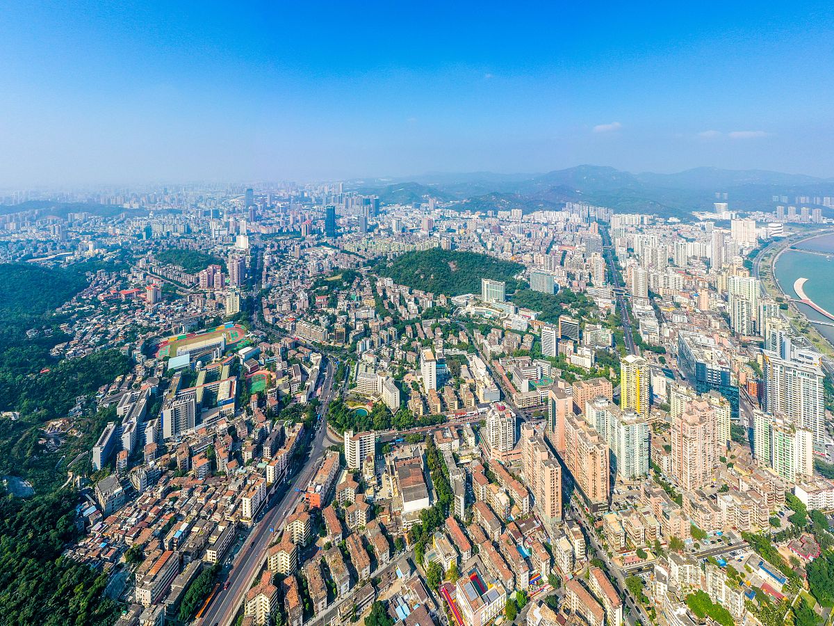 2020年12月4日,广东省珠海市,航拍香洲区街景,海滨北路凤凰南路周边,