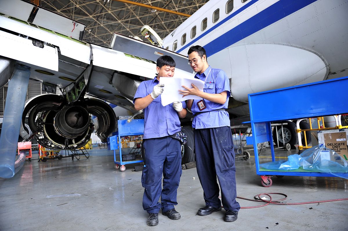 酷暑下的坚守：机务员工换机轮一线风采