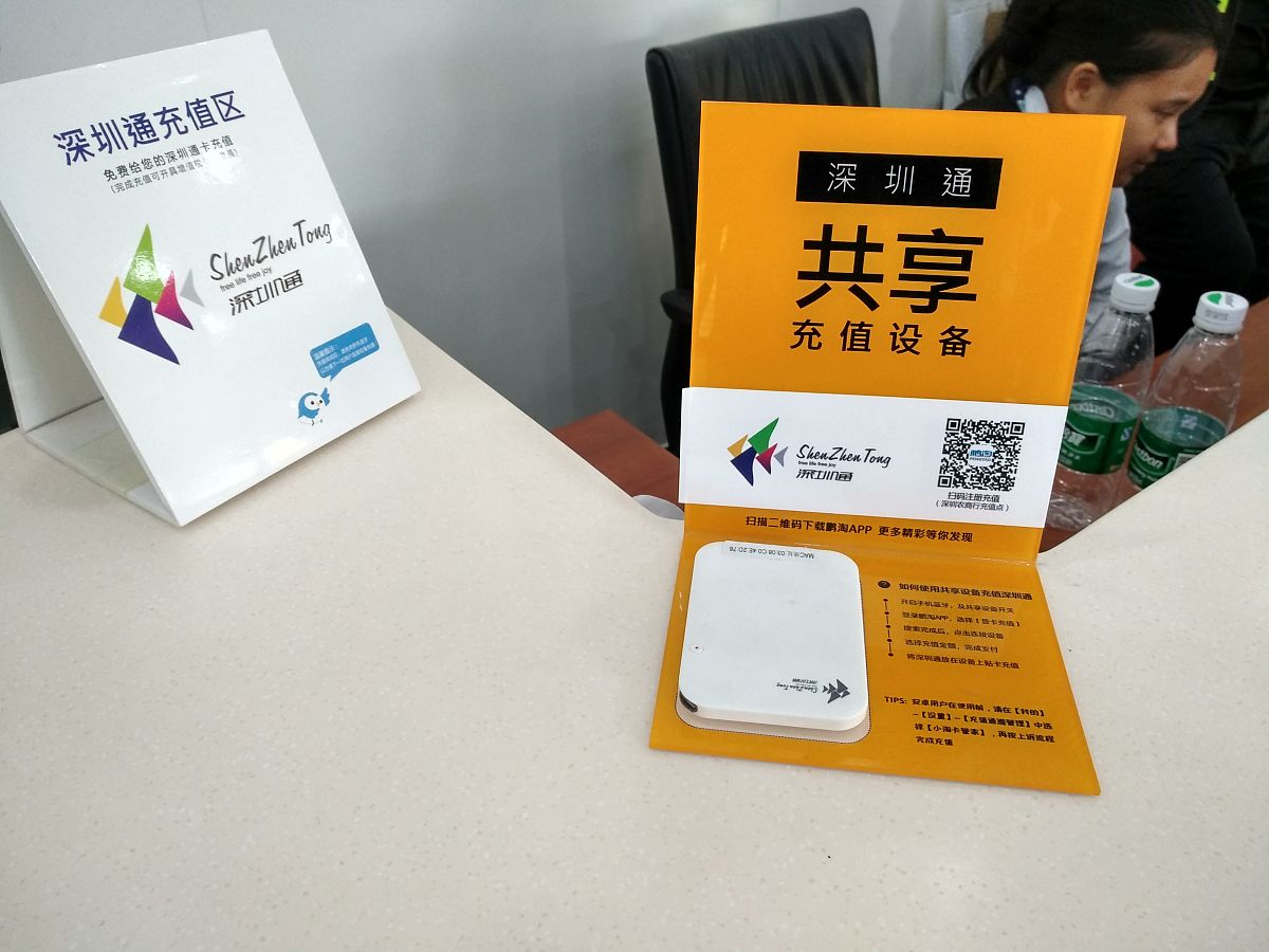 设计一个微信小程序学生一卡通静态卡片界面给出代码