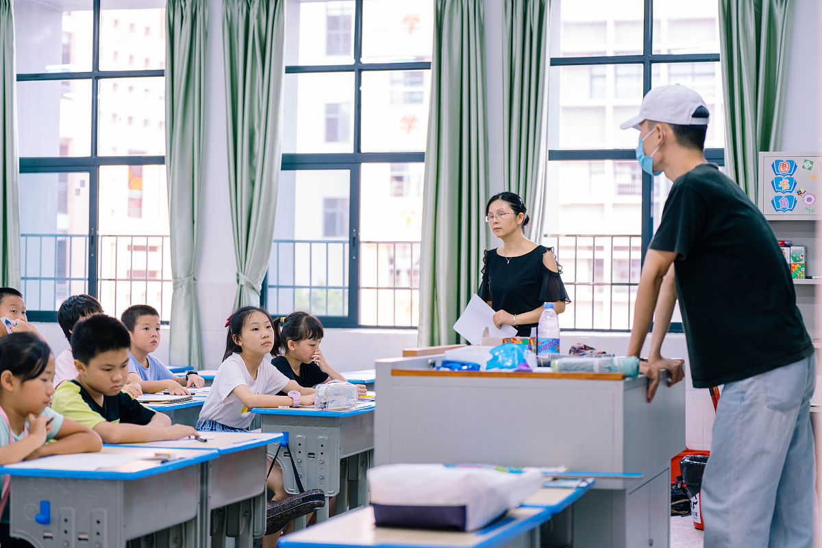 2021年7月19日,广东惠州暑期托管启动首日,在惠城区试点学校,学生参加