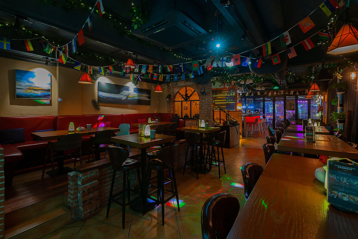 生成一个学校周边的酒吧商业计划书