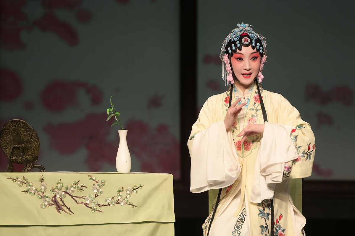 2022年1月7日晚,江苏昆山当代昆剧院,传承版昆曲《牡丹亭》惊艳登台.