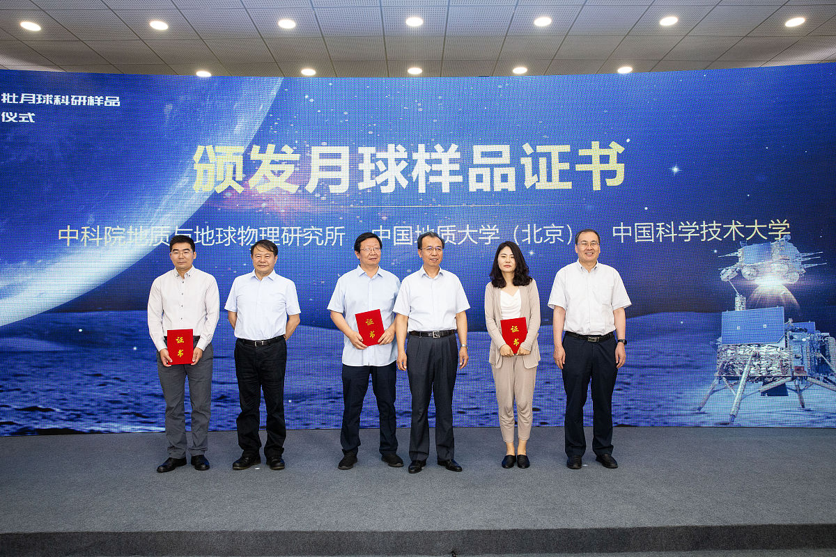 请给北航投资董事长夏炜写一份2023年的新年贺词文章大约2000字里面需要包括公司业务情况科技投资、科创服务、过去一年取得的成绩、新的一年展望与祝福。