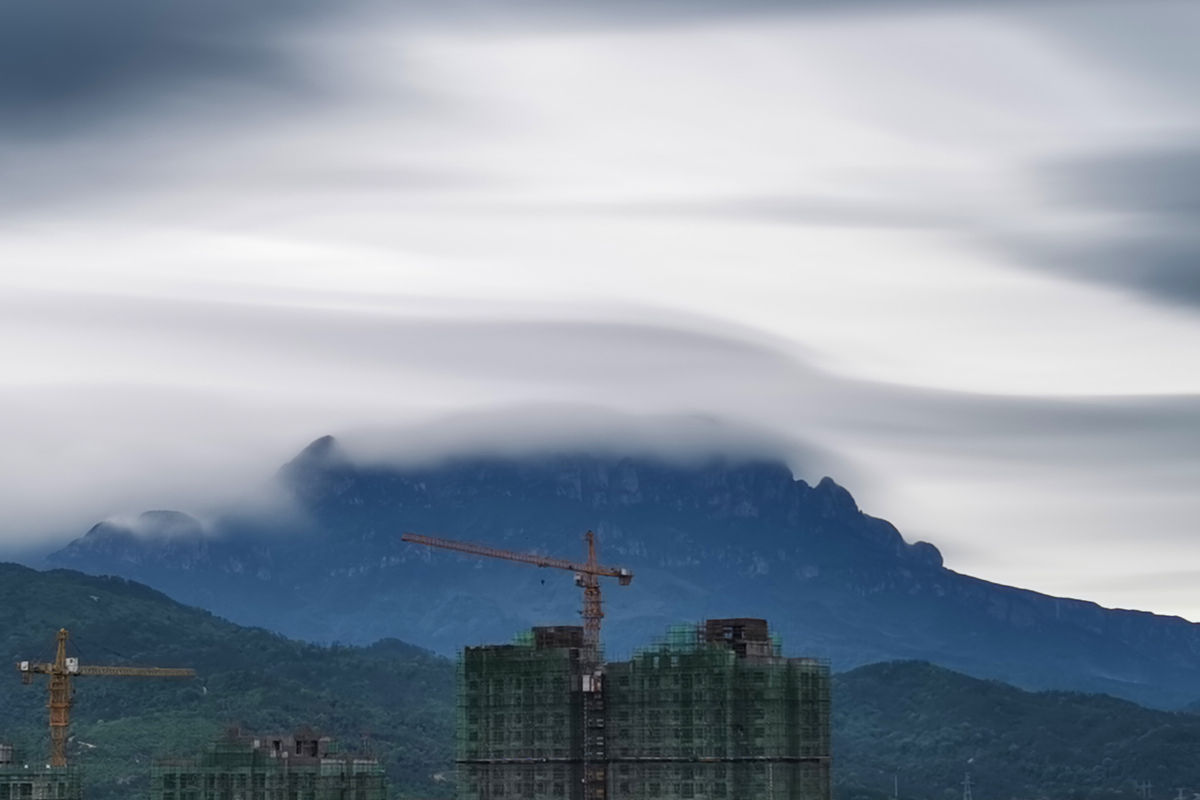 2021年5月4日,江西省庐山市,受降雨天气作用,庐山被云雾环绕,远远望去