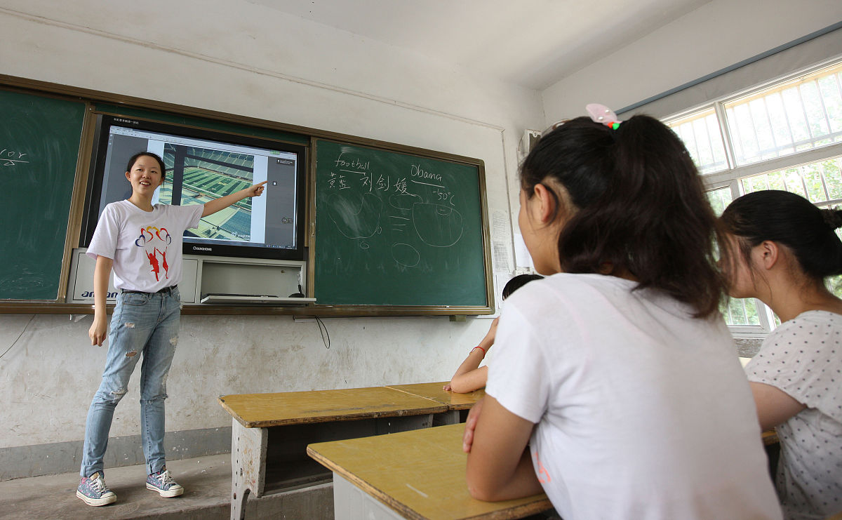 2014年7月19日,安徽蒙城县王集乡移村中心学校,来自澳门大学的学生刘