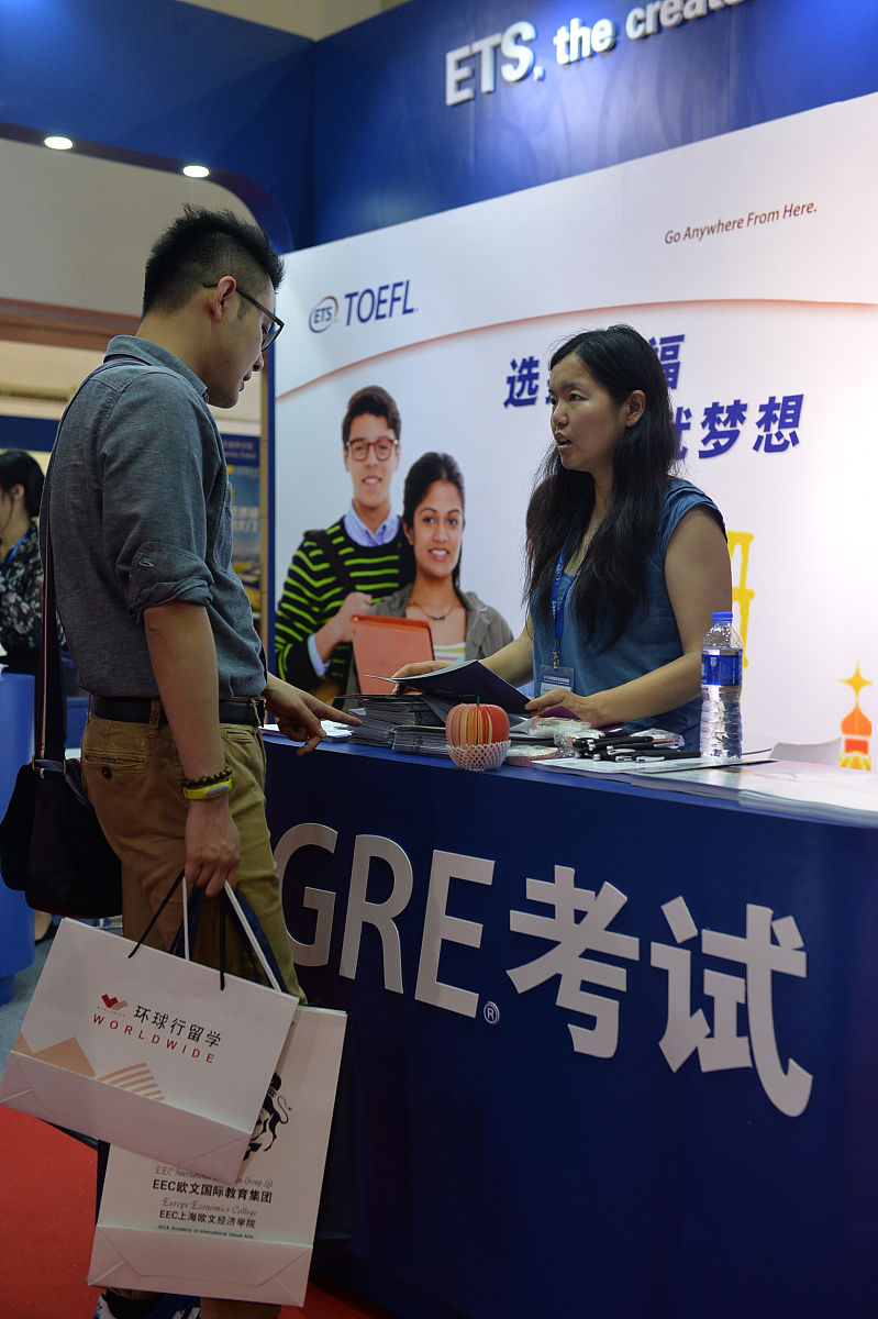 2016年5月15日,在上海东亚展览馆,一位观众正在gre考试展台咨询.