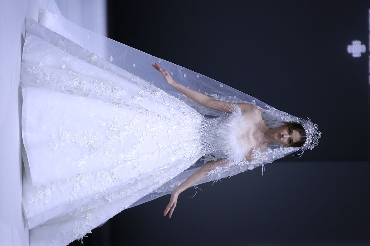 请给我编造一个具有魔幻色彩有关gay的爱情故事我要惊悚又冒险的题材结尾要有深刻的现实寓意。