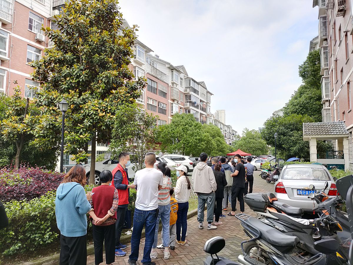 根据题目：关于朱泾镇南坪小区机动车停车管理工作的调查报告写一个调查结果中关于停车管理不规范的具体表现至少300字