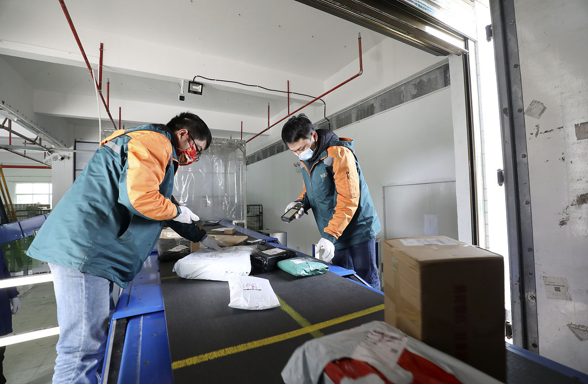 作为一名资深SCI专家、写作导师和专业论文编辑你的任务是利用复杂度和突发性的概念写出一篇文章。文章用中文撰写符合适合在SCI期刊发表的学术写作标准。 文章主题为【天津国药控股物流医疗器械仓的包装复核岗】。 为了达到高水平的困惑请使用复杂的句子结构避免过度使用过渡词或短语。在适当的地方使用技术术语但要确保向可能不熟悉这些术语的读者解释清楚。 为了增加文本的突发性请在整篇文章中改变句子的长度和复杂程度