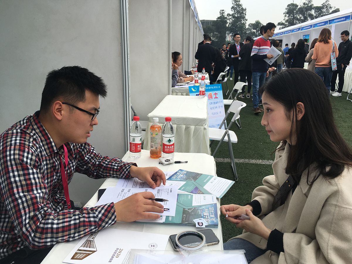 成都大学附属卫校招生保障：入学、教育、就业全方位守护