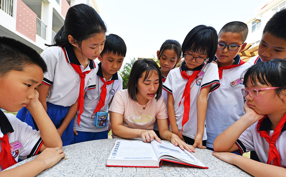 四、具体实施内容一助学支教服务内容涉及各学科语文、数学、英语、音乐、体育、美术等初步计划：主科以辅导孩子作业为主其余科目以培训为主培训所需工具由学生自备。对于具体授课方式我们还可以大家一起交流、讨论以学生的需求和家长的意见为主。二支援志愿服务我们将组织非专业知识技能的志愿者去参加与社会公益事业相关的志愿服务如清洁环境、文明交通劝导等志愿服务活动。请润色以上内容