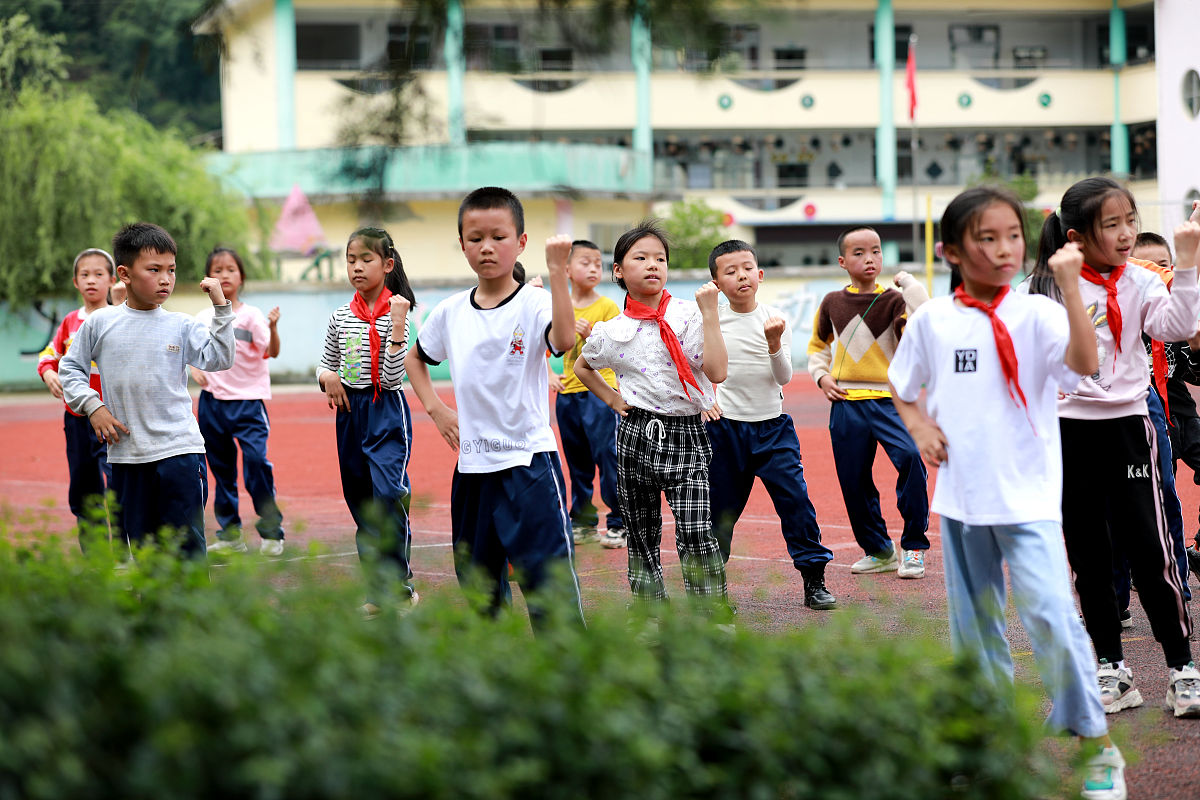 2021年5月24日,贵州省从江县刚边乡中心小学的学生在排练儿童节节目.