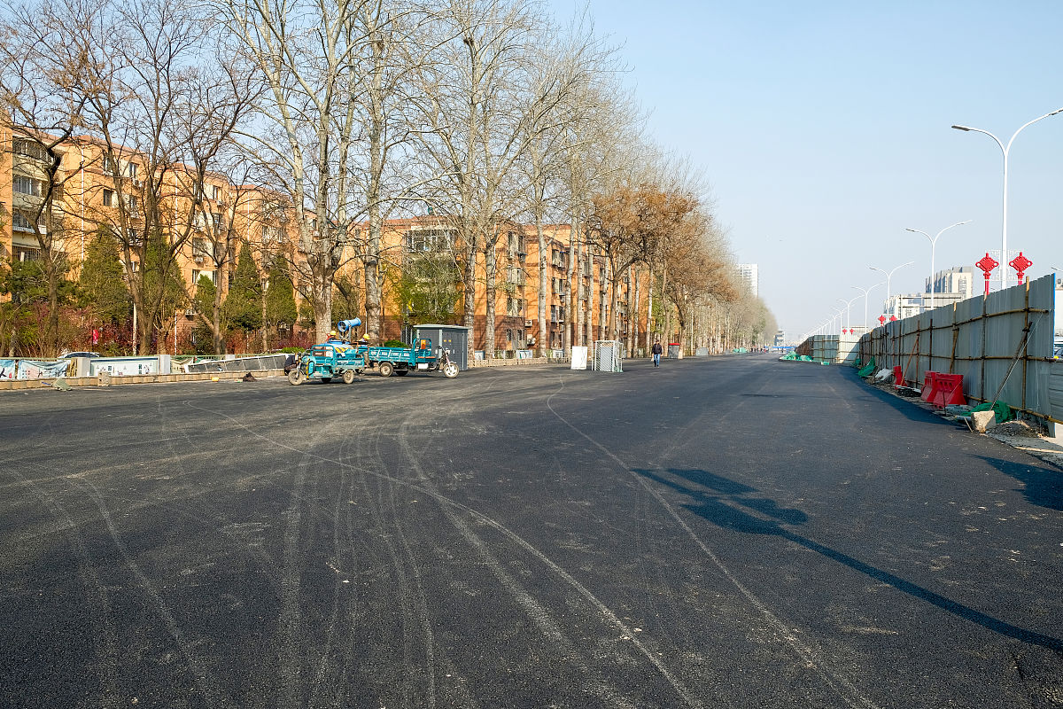 2019年4月3日,北京通州,贯穿通州东西的广渠路东延两侧临时导行路加紧