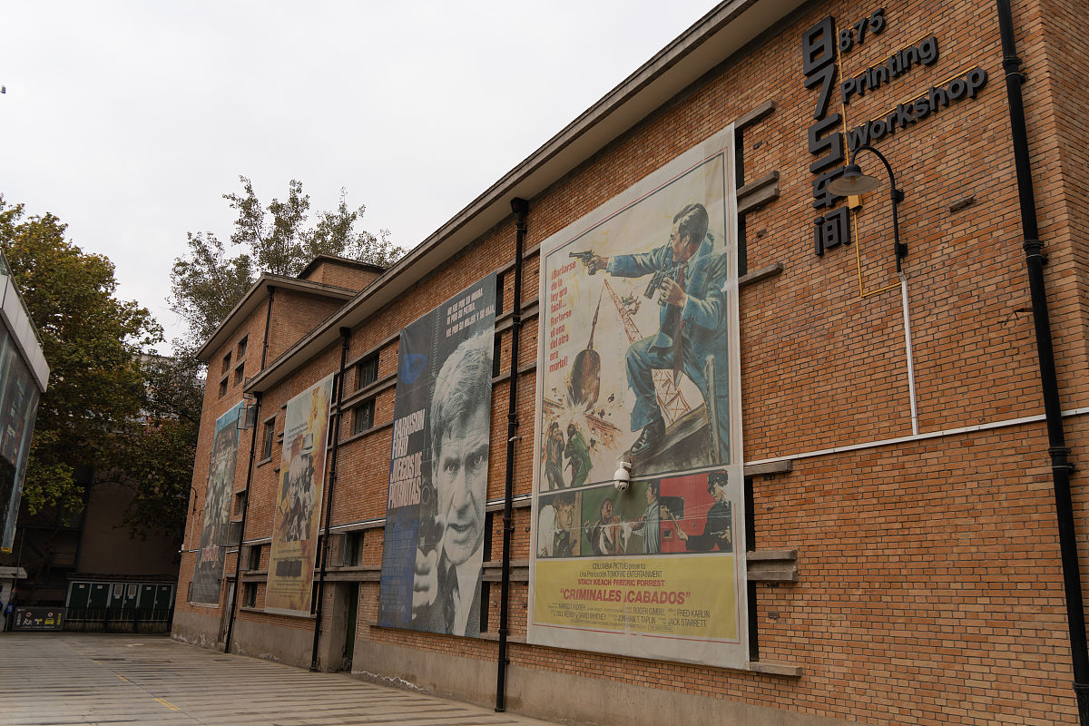 把这段话降重为20：该项目的更新中有三大特色一是对工业遗产实施分级分类保护利用对重点保护建筑由政府实施整体保护重点发挥其人文功能 ；对一般性保护建筑采取保护 + 利用解决方案引入市场主体实施功能再造和内容植入挖掘品牌、文化和经济价值。二是注重文创产业全产业链植入将工业遗产与影视艺术结合构建创作孵化 + 拍摄制作 + 教育培训 + 运营推广 + 文旅体验 影视艺术全产业链。三是工业遗产保护与新城建设