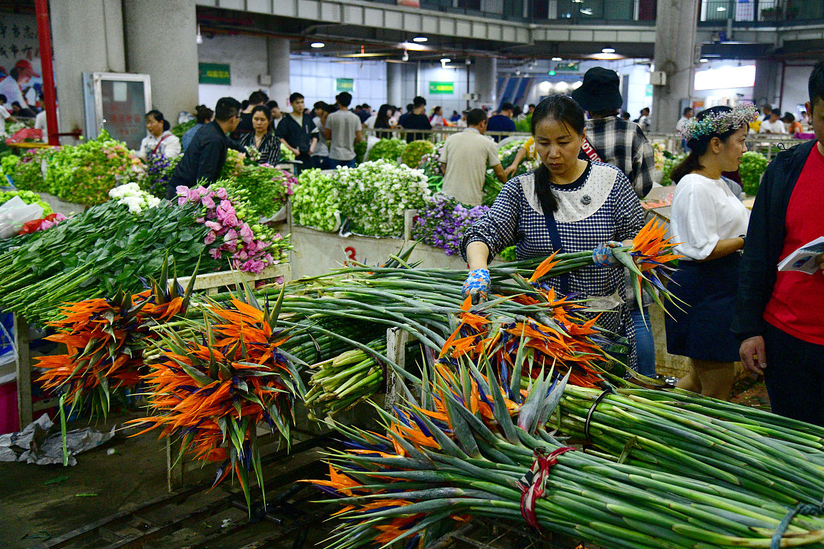 2019年5月29日,昆明,晚上九点半后,批发区域迎来大批进货商人.在销售