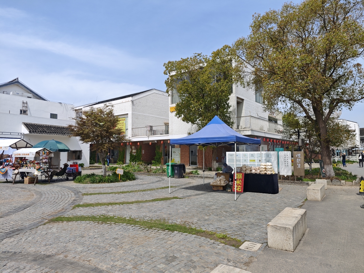 石塘人家位于南京市江宁区横溪街道,是后石塘村改造后的新村名,被誉为