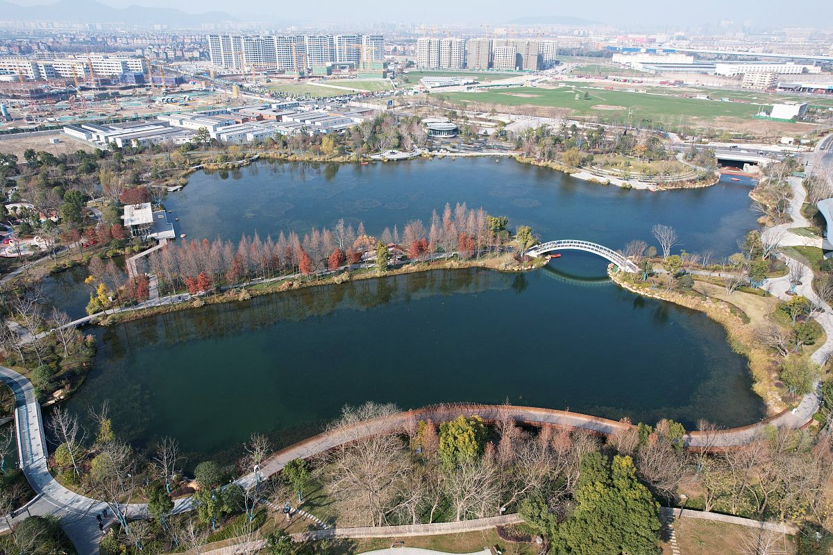 2022年1月3日,从空中俯瞰杭州丰收湖公园的冬日景色.