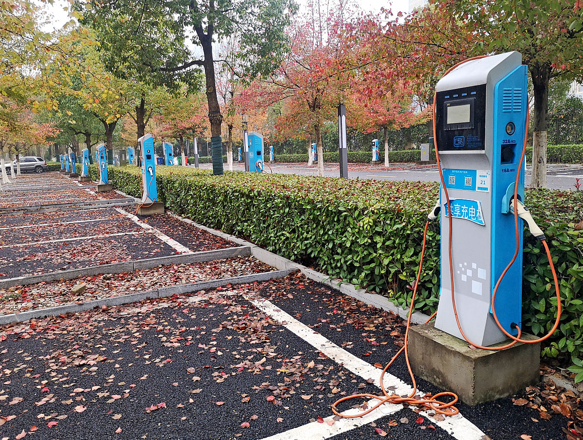 小城市新能源汽车充电设施研究：以TX市为例