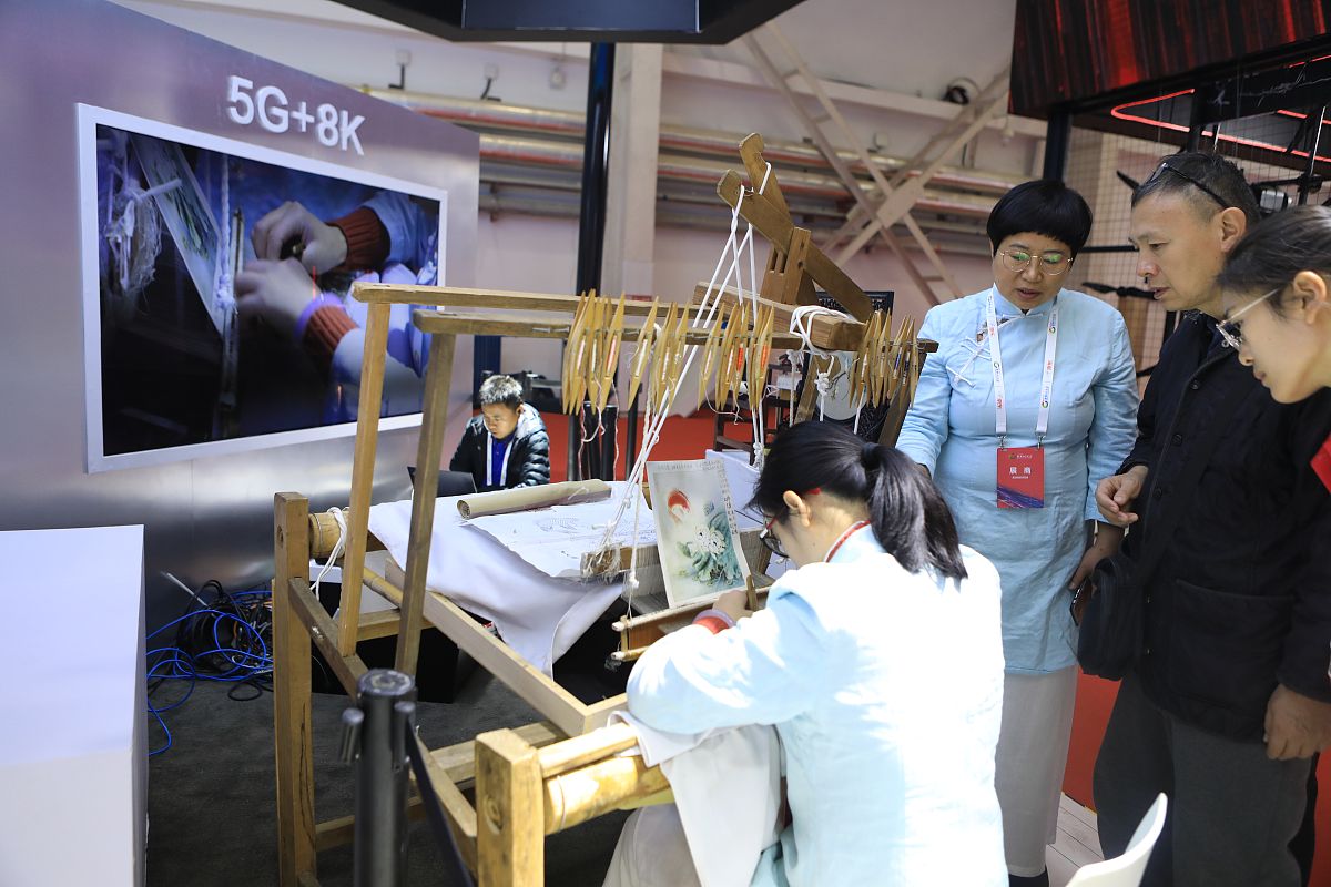 描述技术创新对非遗传承和非遗传承人影响研究过程中访谈法的作用