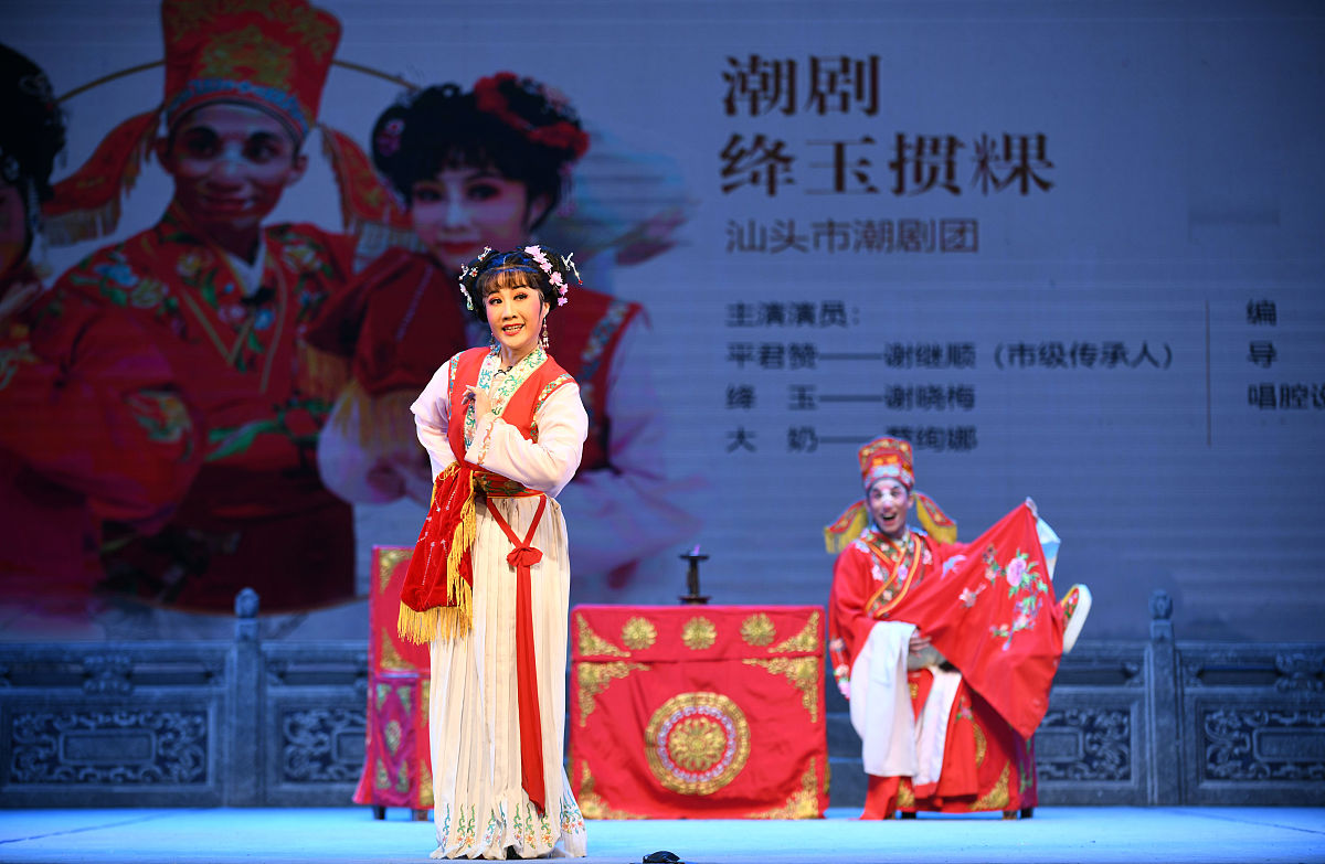 2021年12月10日晚,广东东莞,来自汕头市潮剧团的演员在表演潮剧《绛玉