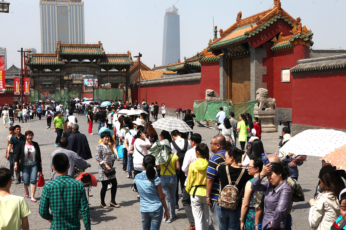 六年级作文。暑假北京旅游遇北京大暴雨在北京吃了铜火锅吃了巴依老爷。暑假沈阳旅游听了二人转玩了沈阳清朝建的故宫和明朝故宫完全不一样。2000字