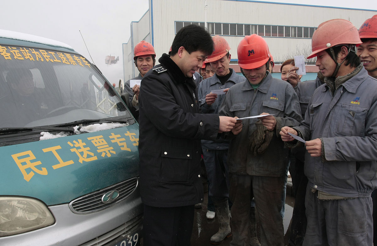 2019年5月某地劳动监察机构接到群众举报声称某农机制造厂存在强令工人危险作业的情况存在并且不按照规定为职工缴纳社会保险费。在进入现场调查受到阻碍后5月20日监察机构向该厂下达了《劳动监察询问通知书》并且要求该厂10日内提交书面答复。直到6月5日监察机构仍然未收到该厂的任何答复。于是6月10日1名监察员身临现场匆忙之间忘记带证件于是在未出示证件的情况下开始调查。经过调查该厂有违法行为于是当即登记立