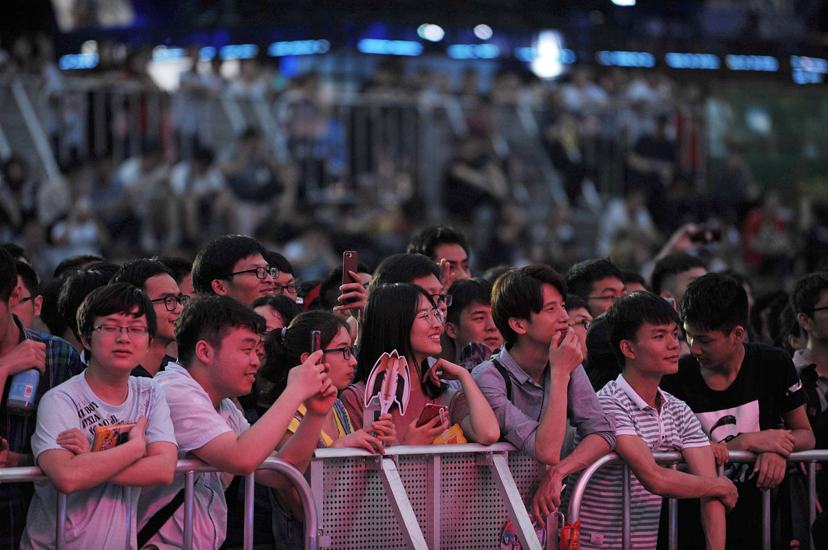 你将扮演新媒体专业大学生，解答此判断题：主播发放红包时不能提前告知用户发放的时间。