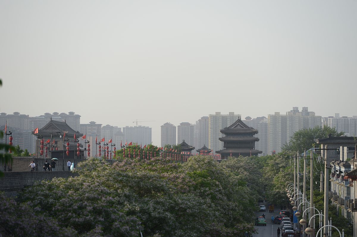 2021年5月5日,西安,历史与文化底蕴厚重的古城墙令游客流连忘返.