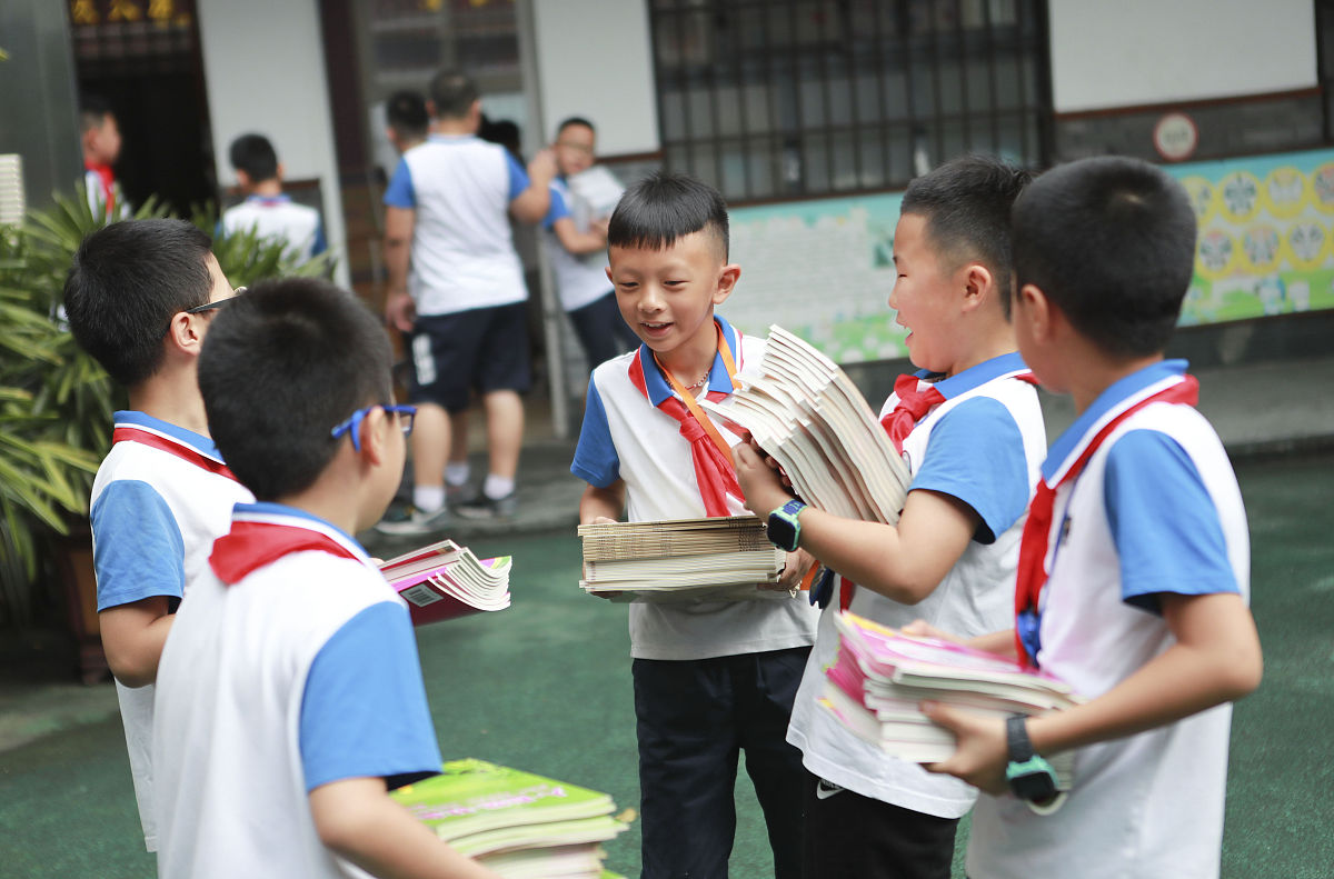 阳光少年李明：学习优秀、多才多艺、乐于助人