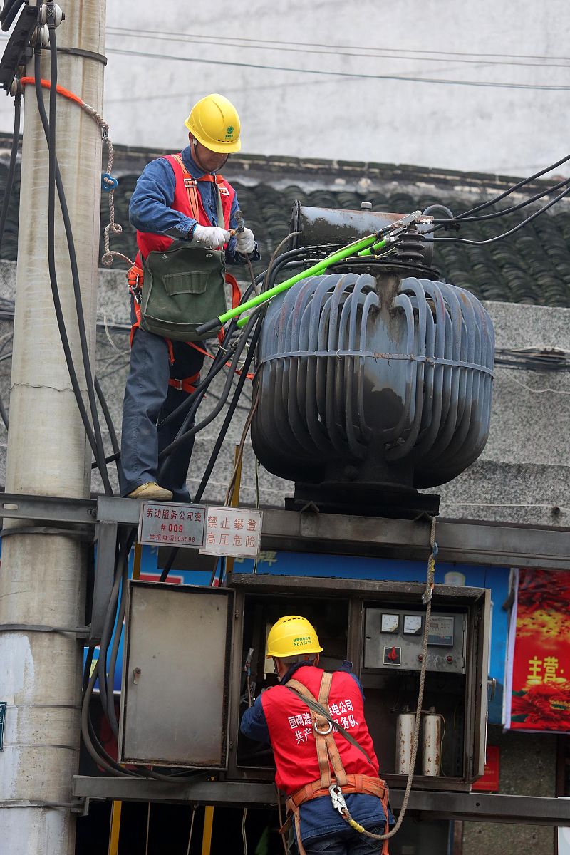 变压器运行中，哪些项目不需要定期检查？