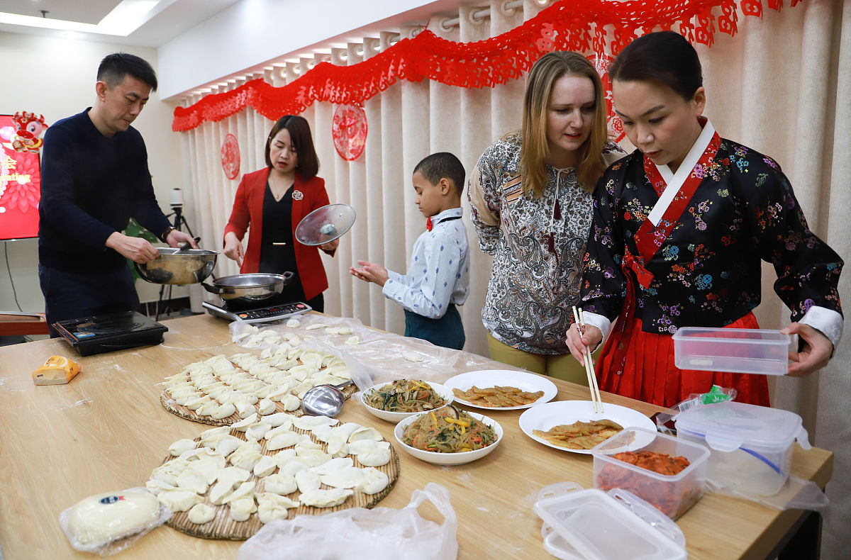 写一篇公司开展元宵活动的包馄饨通讯稿
