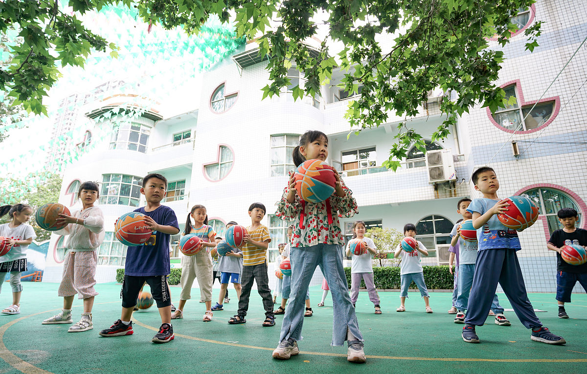 幼儿园学生体验小学体育课