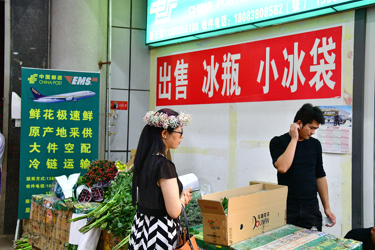 2019年5月29日,昆明,晚上九点半后,批发区域迎来大批进货商人.在销售