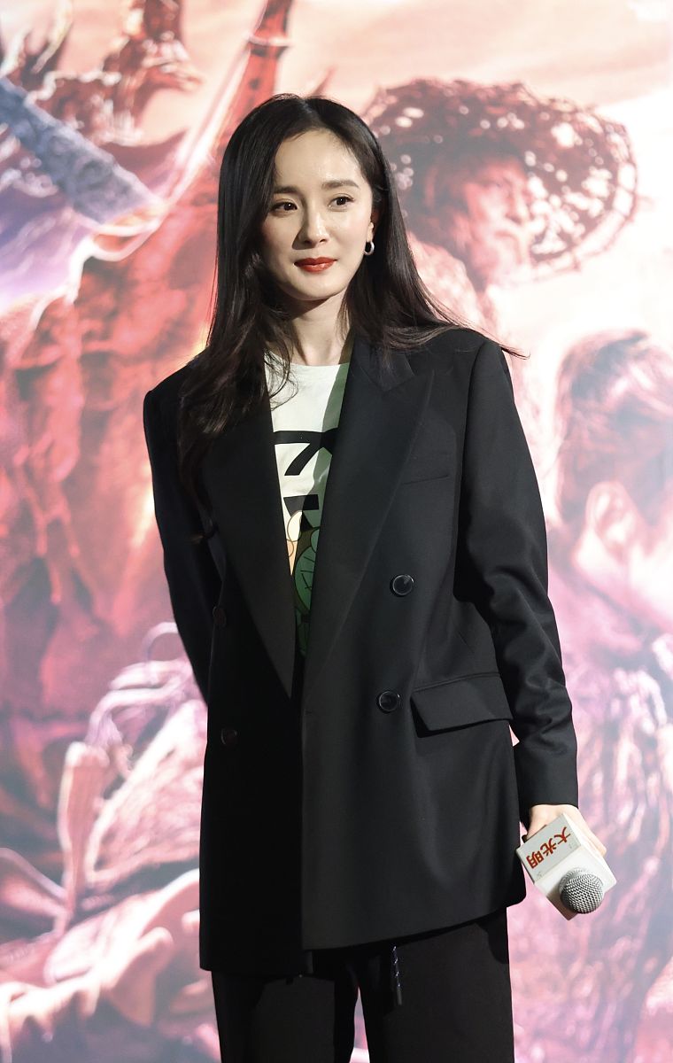 2021年2月25日,上海,杨幂现身《刺杀小说家》路演.杨幂