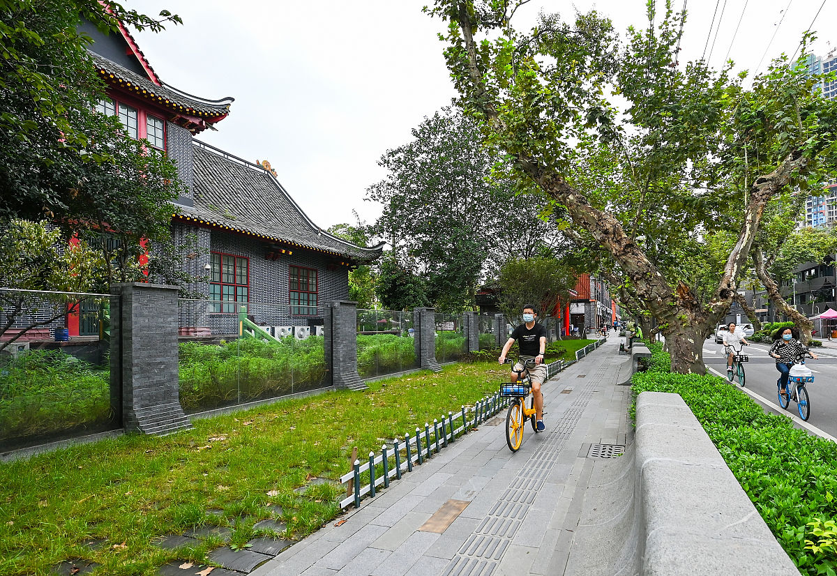 2021年9月1日,成都,华西坝大学路街景.(如需下载使用,请务必署名 红星