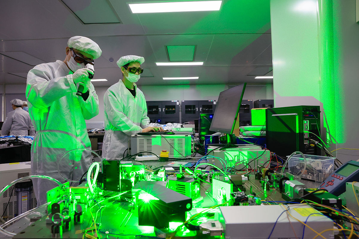 帮我润色下面这段话中文：高功率、紧凑型的2mathrmmu m激光器在相干激光雷达、微创医疗手术、材料加工以及光电对抗等领域具有极高的应用价值和广泛发展前景。此外紧凑型的2mathrmmu m激光器还可以作为光学参量振荡器OPOs的可靠泵浦源从而产生3~6mathrmmu m中远红外波段激光。