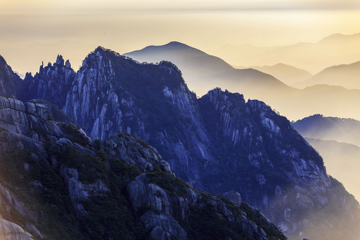 2019年3月4日傍晚,安徽黄山,在黄山之巅,远望外围山峦,迷雾笼罩的山峰