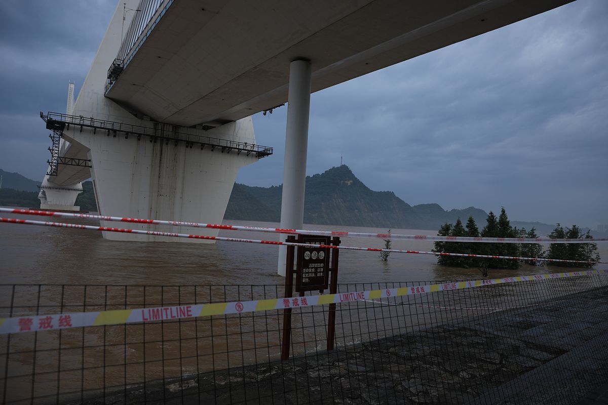 写一段关于《宜昌人事考试网》的介绍100字左右。